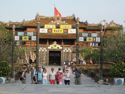 Summer tours this year have bigger scale and higher quality: More destinations and record-low prices. Started from April to the end of the year, summer tours will surely attract a lot of tourists.