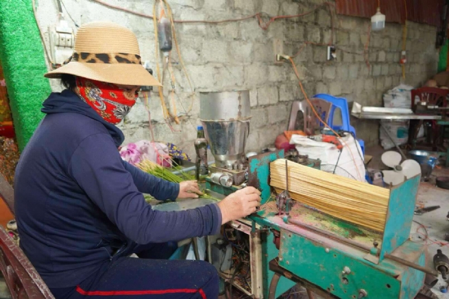 Successful Cooperative Model of Quang Phu Cau Incense Village