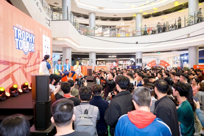 Shopee Cup™ Trophy Tour Highlights Football Spirit in Hanoi