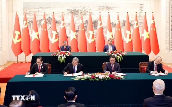 Vietnam, China Sign 32 Cooperation Documents